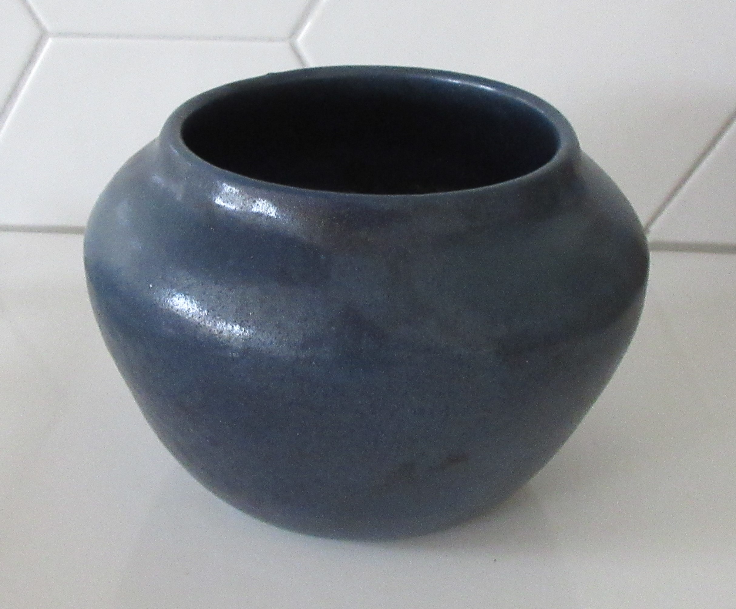 Niet of onleesbaar gesigneerd - Studio keramische blauwe vaas verkocht voor € 1!