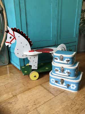 Vintage speelgoed uit de jaren 70, houten looppaard en koffersetje verkocht voor € 1!