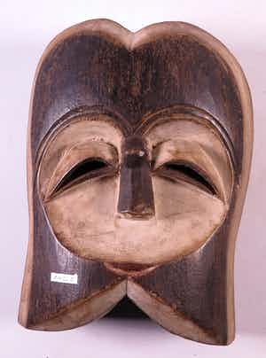 Kwele - Hout, Initiatie masker met uitgezakte wangen verkocht voor € 20!