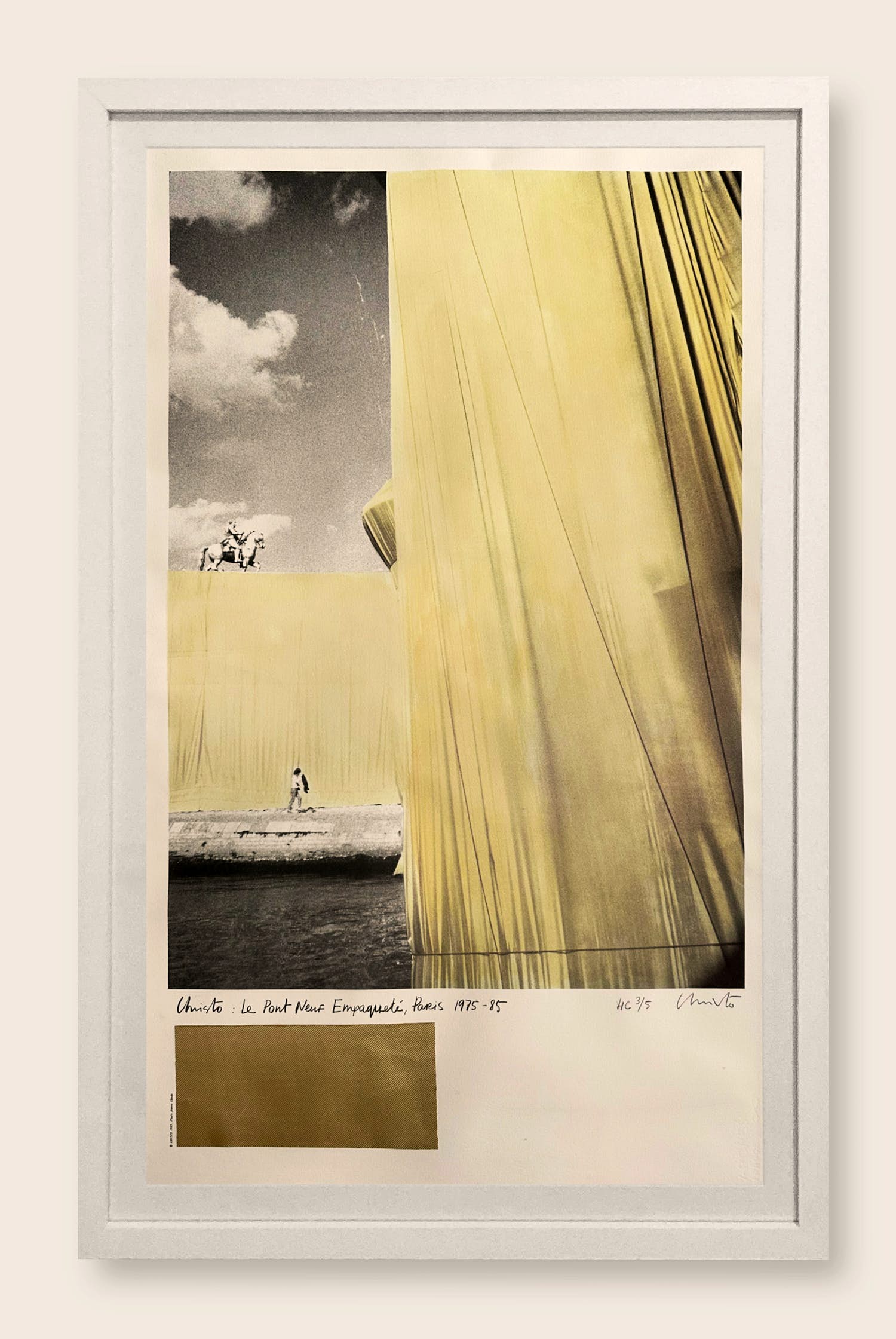 Christo - Le Pont Neuf Empaquete, PARIS, 1991 (Schellmann, 159) signed + textile verkocht voor € 300!