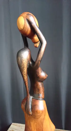 Niet of onleesbaar gesigneerd - Abstract houten beeld - Afrikaanse vrouw met kruik kopen? Bied vanaf 1!