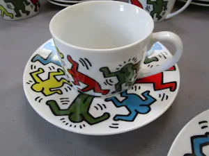 Keith Haring - Servies: 3 verschillende maten borden, 1 koffiekop en schotel kopen? Bied vanaf 80!