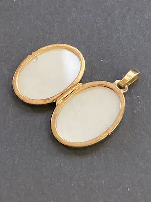 18 karaats geelgouden bewerkt medaillon kopen? Bied vanaf 145!