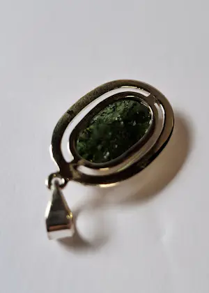 Nieuwe zilveren hanger met ruwe peridot kopen? Bied vanaf 60!