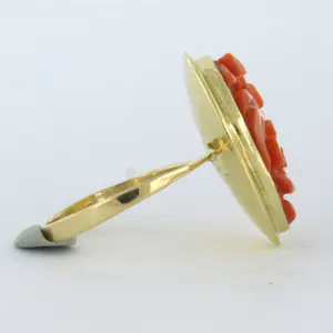 14k geelgouden ring bezet met bloemmotief geslepen koraal - 4.5 gram kopen? Bied vanaf 475!