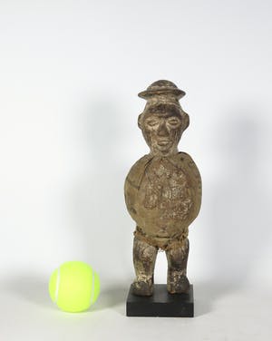 Niet of onleesbaar gesigneerd - Houten figuur met buidel kopen? Bied vanaf 1!