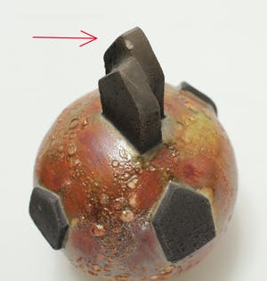 Niet of onleesbaar gesigneerd - 2 x studiokeramiek - 'Bollen' kopen? Bied vanaf 1!