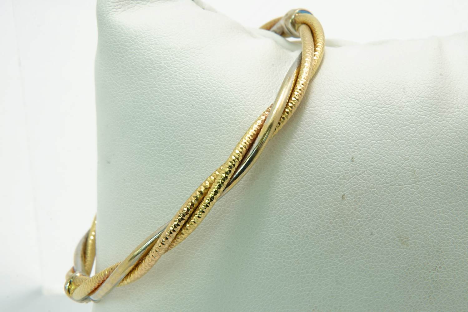 41 - Charmante 18 karaats gouden tri-color "gevlochten" dames armband kopen? Bied vanaf 415!