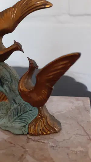 Niet of onleesbaar gesigneerd - ( naar Rochard ) Twee vechtende pauwen in boomstronk, brons/marmer kopen? Bied vanaf 1!