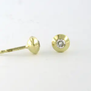 14k geel gouden oorknoppen bezet met briljant geslepen diamant tot. 0.12ct kopen? Bied vanaf 165!