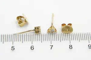 43 - Een paar z.g.a.n. geelgouden 18krt diamanten oorstekers met 0.30ct briljant kopen? Bied vanaf 215!