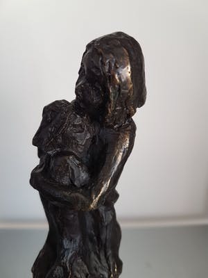 Astrid Veldhuyzen-Koppen - Beeld " Beschutting" kopen? Bied vanaf 40!