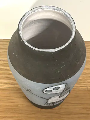 Frans Tuinstra - Vaasje met figuratief abstract figuur 1957 kopen? Bied vanaf 70!