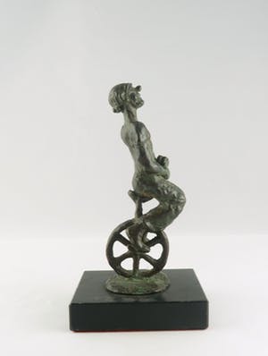 Bep van den Bergh - Brons en natuursteen, Clown op eenwieler kopen? Bied vanaf 50!