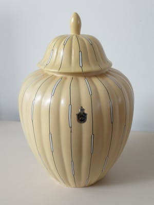 Plateelbakkerij Tiko - Grote eiergele platelen dekselvaas met lineair decor kopen? Bied vanaf 65!