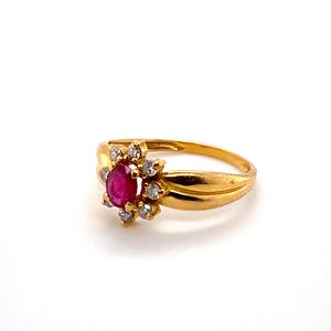 18kt gouden entourage ring met diamant en robijn  maat52,5 (16,75) 2,17gr kopen? Bied vanaf 240!