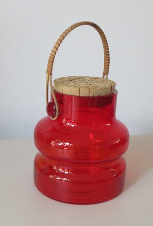 Curiosa - Seventies rode glazen koektrommel met bamboe handvat en kurken deksel kopen? Bied vanaf 1!