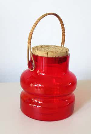 Seventies rode glazen koektrommel met bamboe handvat en kurken deksel verkocht voor € 1!