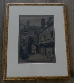 Dirk Harting - Ingelijste ets: Hofje kopen? Bied vanaf 39!