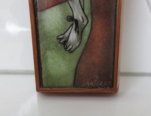 Jan Perey - Opaline glazen gebrandschilderde Cruxifix met houten lijst kopen? Bied vanaf 25!