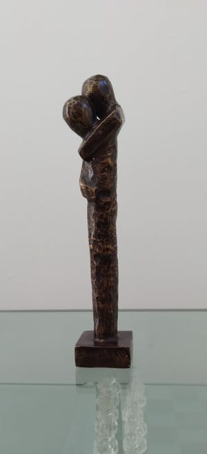 Brons (Onbekend) - gehamerd bronzen beeld, innige omhelzing kopen? Bied vanaf 35!