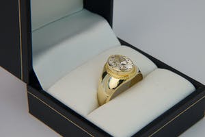 2536 - Fraaie 18 karaats geel-gouden Unisex ring - grote ovalen steen - gekeurd kopen? Bied vanaf 240!