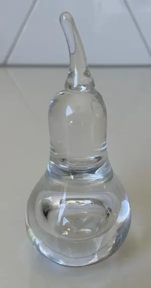 Niet of onleesbaar gesigneerd - Kristallen Peer presse papier kopen? Bied vanaf 1!