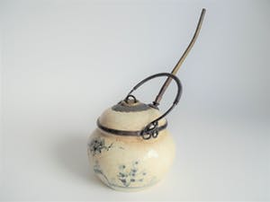 Niet of onleesbaar gesigneerd - Chinees porselein potje met decoratie en karakters kopen? Bied vanaf 10!