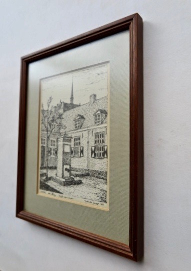 John de Jongh - Haags Hofje van Wouw - in mooi passe-partout en houten lijstje kopen? Bied vanaf 1!