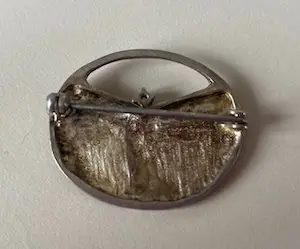 Niet of onleesbaar gesigneerd - Moderne zilveren broche met steen kopen? Bied vanaf 1!