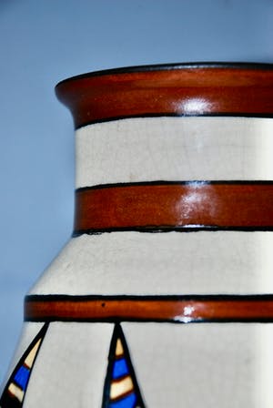 Niet of onleesbaar gesigneerd - Art Deco vaas met polychroom decoratie AMC August Mouzin & Compagnie kopen? Bied vanaf 1!