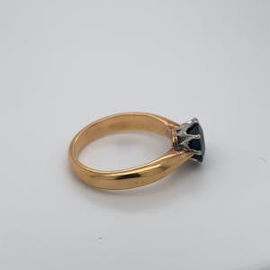 18kt bicolor ring met  saffier, mt 52,5/16,75, 4,75gr kopen? Bied vanaf 260!