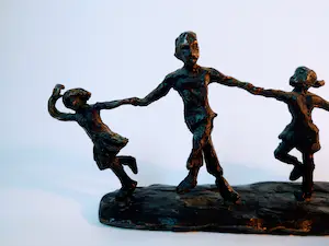 Astrid Veldhuyzen-Koppen - Skulptur von fünf fröhlich tanzenden Kindern, signiert AV im Sockel. kopen? Bied vanaf 25!