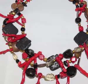 Ketting van koraal, parels, git, rookkwarts, agaath en lavasteen kopen? Bied vanaf 400!