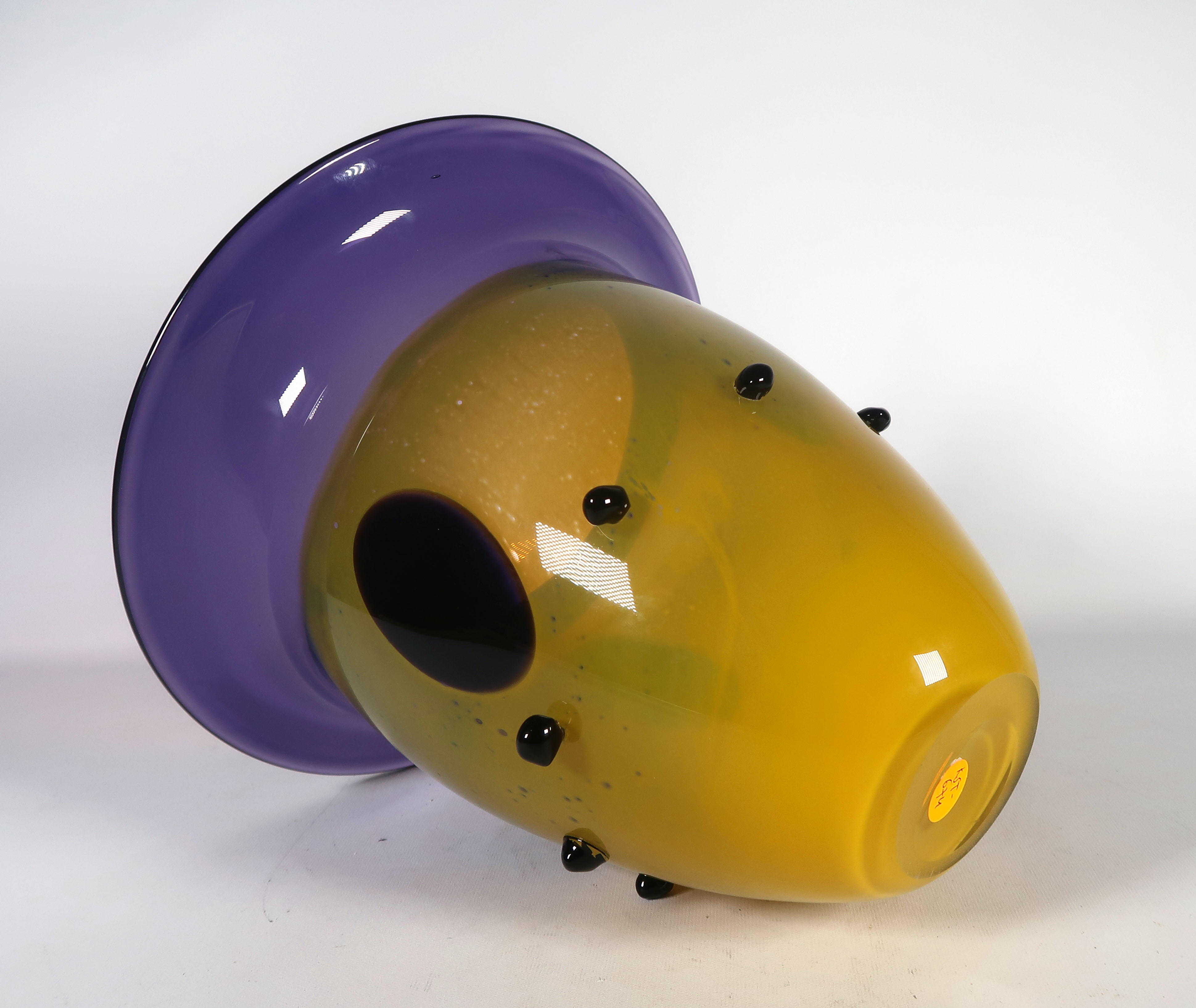 Niet of onleesbaar gesigneerd - Glas, Paars met gele vaas kopen? Bied vanaf 1!