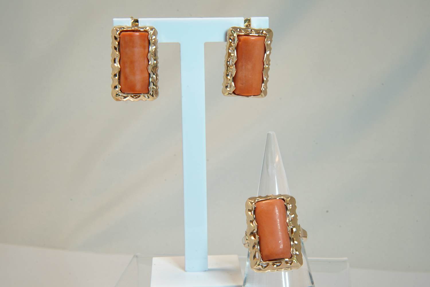 38 - 14 karaats roségouden ring met een paar oorstekers gezet met bloedkoraal verkocht voor € 600!