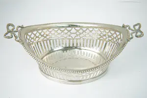 37 - 2e geh. Zilveren ajour gezgd ovalen Bonbon-mandje met parelrand en strikken kopen? Bied vanaf 190!
