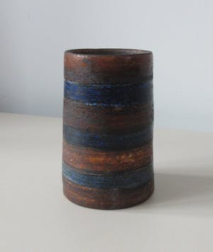 Wim Fiege - Roestbruin en blauw gestreept aardewerk vaasje kopen? Bied vanaf 18!