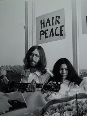 Nico Koster - Foto, John Lennon & Yoko Ono - Hilton Hotel tijdens de 'Bed-in for Peace' in '69 kopen? Bied vanaf 1!
