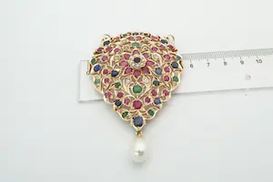 89 - Kleurrijke 14 karaats rosé gouden peervormige hanger met diamant. kopen? Bied vanaf 1350!