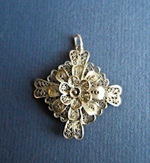 Curiosa - Filigrain zilveren hanger - Fijn bewerkt - Bloemmotief - PRIJS VERLAAGD kopen? Bied vanaf 39!