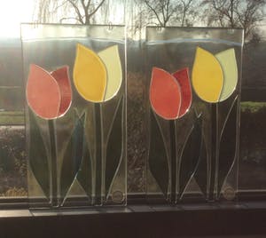 Niet of onleesbaar gesigneerd - Twee raamhangers met tulpen kopen? Bied vanaf 1!