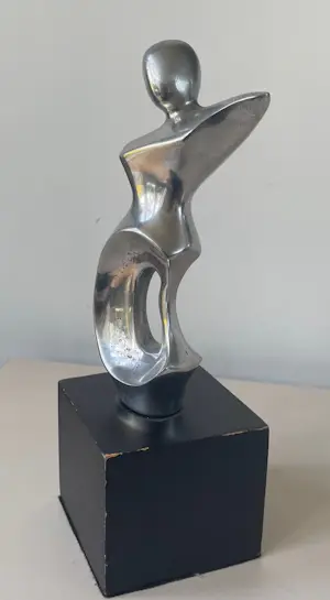 Niet of onleesbaar gesigneerd - Abstract Aluminium beeld op houten sokkel kopen? Bied vanaf 10!