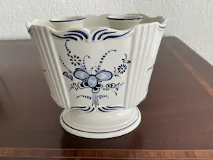 Villeroy en Boch - Vintage Chinoiserie Blue-White Floral Bud Flower Holder with Frog Vase kopen? Bied vanaf 35!