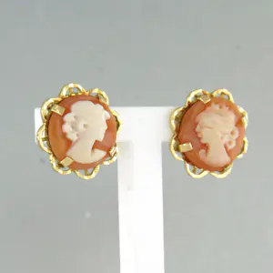18k gouden ooroorknoppen met camee kopen? Bied vanaf 240!