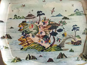 Niet of onleesbaar gesigneerd - Fraai hand beschilderd Japans dienblad met miniatuur personages kopen? Bied vanaf 1!