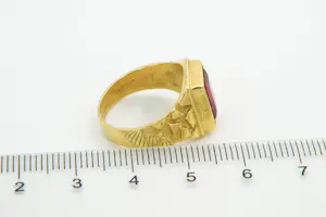 1- Mooi bewerkte 18 krt geel gouden ring met gefacetteerde  rode kleursteen kopen? Bied vanaf 290!