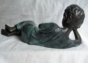 Niet of onleesbaar gesigneerd - Bronzen leesbeeld / leesbeeldje , “Meisje“ kopen? Bied vanaf 1!