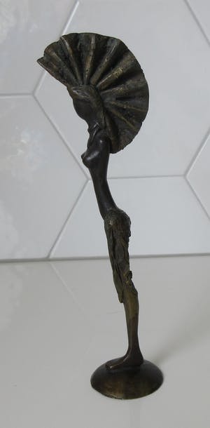 Niet of onleesbaar gesigneerd - Drie gestileerde bronzen figuren van Afrikaanse vrouwen kopen? Bied vanaf 1!