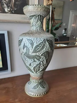 Faience Hubert Bequet - Kunstige Vaas getooid met paarden en bladeren kopen? Bied vanaf 50!